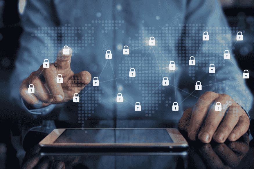 Pessoa interagindo com tablet cercado por ícones de cadeado representando segurança digital.