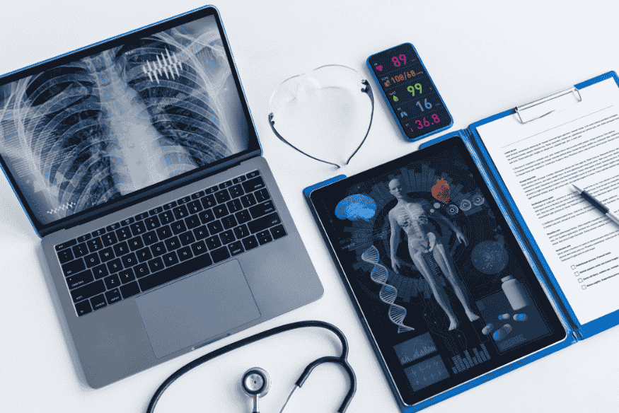 IA analisando exames médicos em laptop e tablet com radiografia de tórax e dados digitais para diagnóstico assistido por algoritmos.